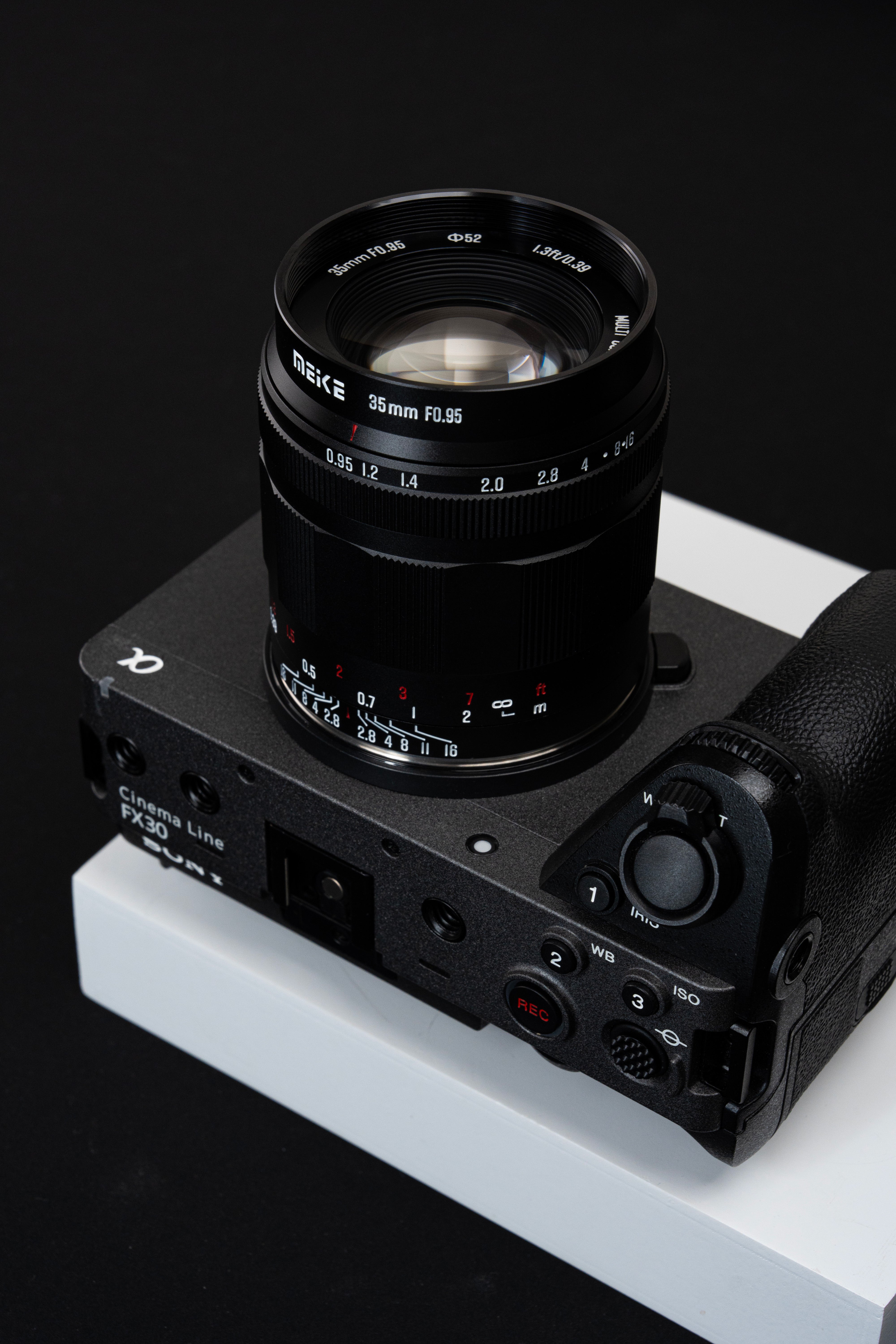 Meike 35mm f0.95 Groot diafragma Handmatige Focus Lens Compatibel met Canon EF-M Mount Spiegelloze Camera's EOS M M2 M3 M5 M6 M10 M50 M100 M6II M200 etc Meike 35mm f0.95 Groot diafragma Handmatige Focus Lens Compatibel met Canon EF-M Mount Spiegelloze Camera's EOS M M2 M3 M5 M6 M10 M50 M100 M6II M200 etc